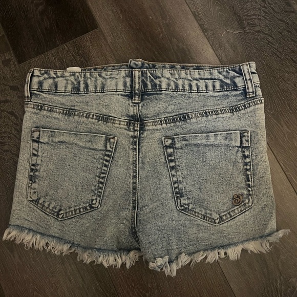 Indigo Rein Distressed Denim Shorts with Frayed Hem - Picture 2 of 3